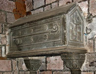 Sarcophage placé au fond de l'église