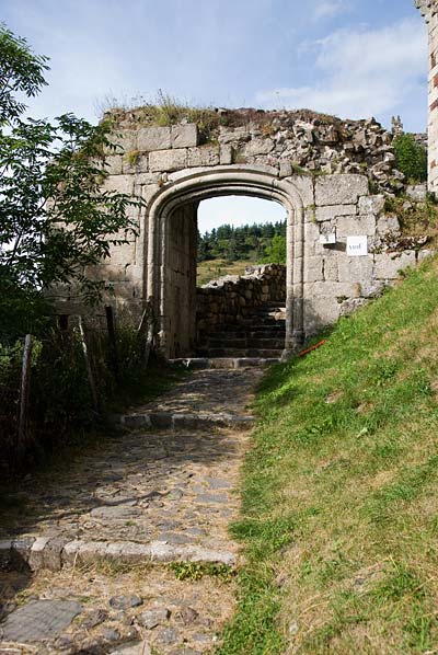 Arlempdes : L'avant-porte du XVe siècle