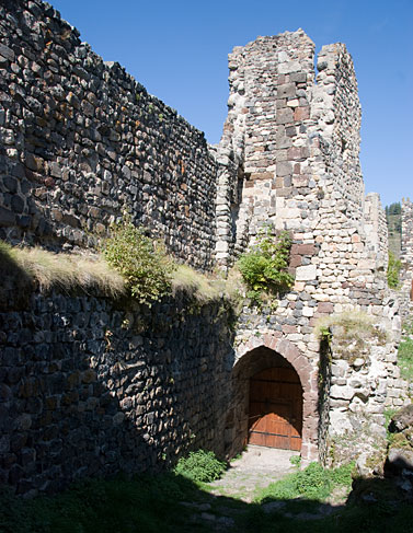  Arlempdes : Tour-porche d'entrée du château