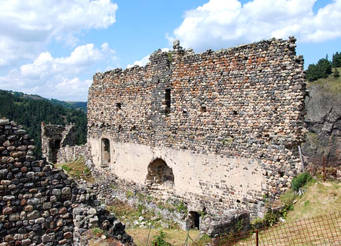 Ch�teau d'Arlempdes : Mur du fond du corps de logis nord-est. À gauche, la tour des latrines