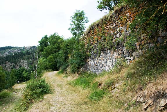 Arlempdes : Mur d'enceinte du bourg castral