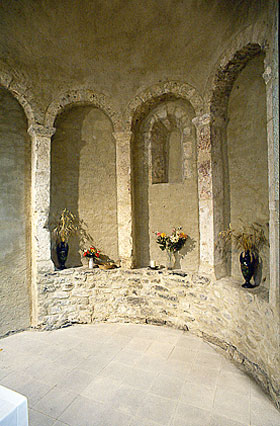 église d'Aubignas - Arcatures contre le mur intérieur de l'abside