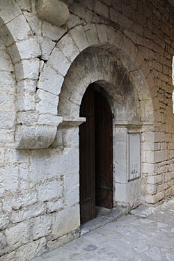 le portail de l'église romane