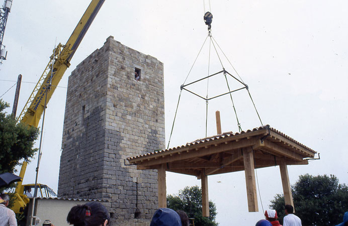 Travaux de restauration de la tour de Brison : Mise en place de la toiture