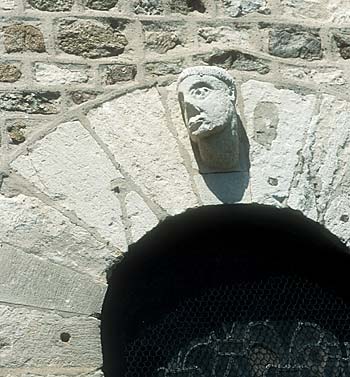 tête sculptée sur la clef d'archivolte d'une fenêtre
