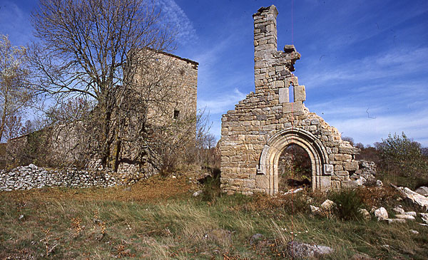 Concoules :  Tour et vestiges de la chapelle
