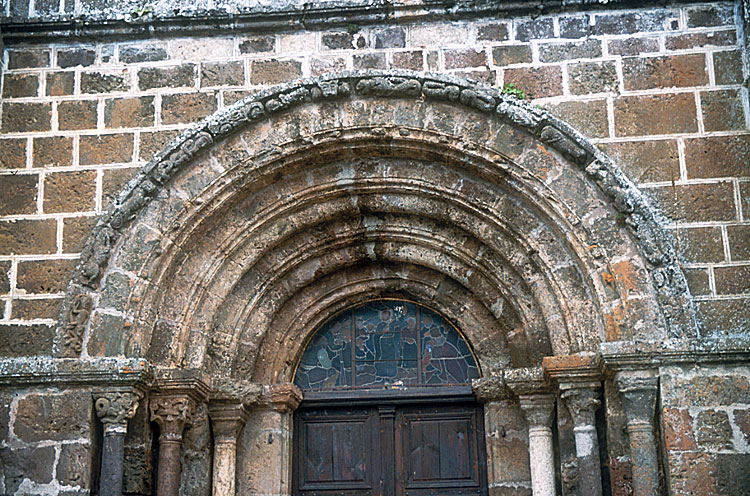 Détail du portail de l'église de Coucouron