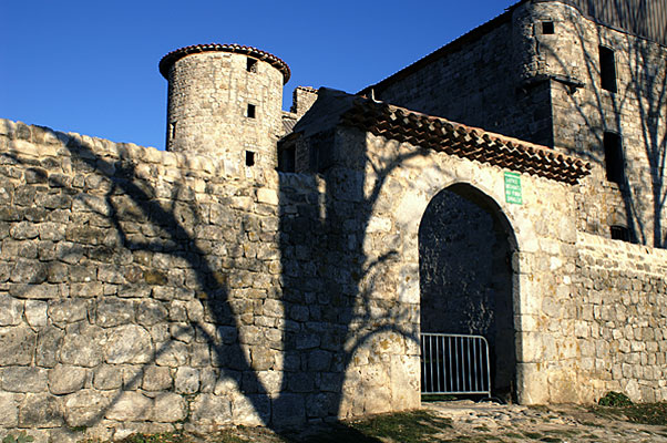 Château de Craux : Le porche d'entrée dans la cour d'honneur.