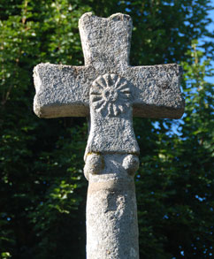Croix sur la place du village