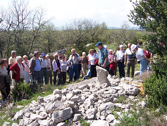 C. Rigollot présente un dolmen