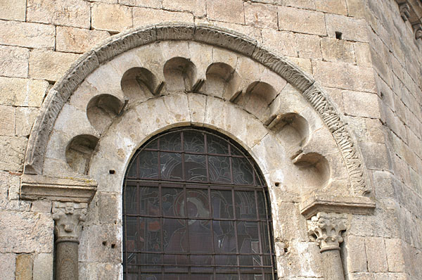 Lamastre : église de Macheville - Fenêtre polylobée de l'abside