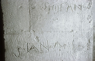 Noms gravés sur le  pilier nord-ouest de la croisée du transept