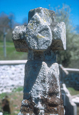 Cimetière de Lavillatte : vieille croix de pierre ornée de la Croix de Malte