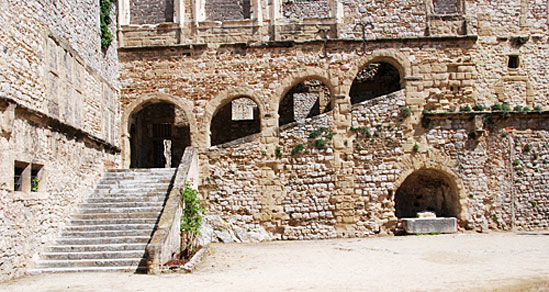 La Voulte-sur-Rhône : Cour d'entrée du château