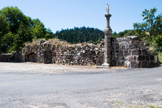 Abbaye de Mazan : Restes du mur d'enceinte