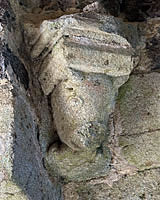 Abbaye de Mazan : culots sculptés du lavabo des moines
