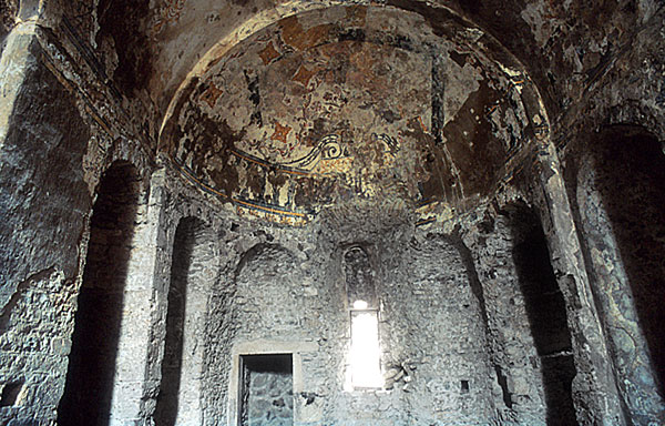 Meysse : abside de l'ancienne église creusée de niches