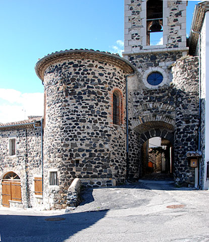 Mirabel - Porte des fontaines et abside de la chapelle Saint-Joseph