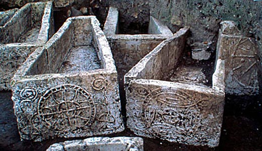 Rosaces sur sarcophages mérovingiens