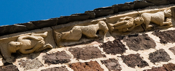 Abbatiale Saint-Chaffre du Monastier - Détail de la frise du fronton de la façade occidentale