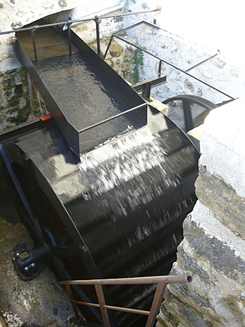 la roue motrice actionnée par l'eau du canal