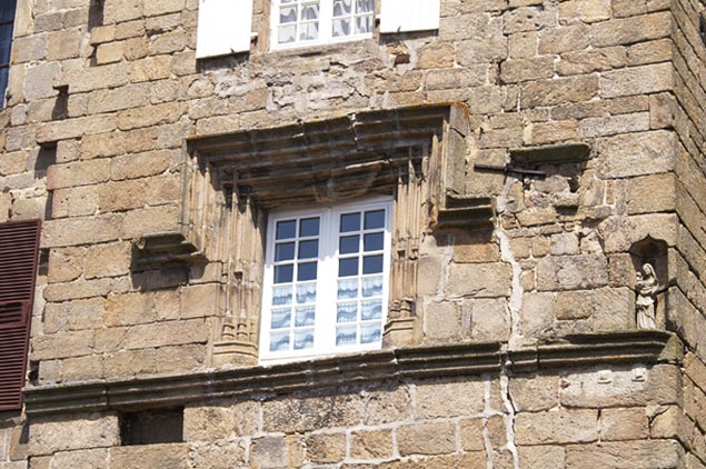 Pradelles : fenêtre entourée d'un décor mouluré