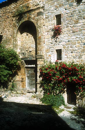 Pradelles : portail de la chapelle des pénitents