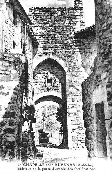 Lachapelle-sous-Aubenas - Intérieur de la porte d'entrée des fortifications
