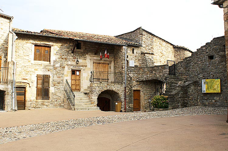 Lachapelle-sous-Aubenas : Ancienne
              maison de Jean Balazuc, gendre d'Anthoine du Roure