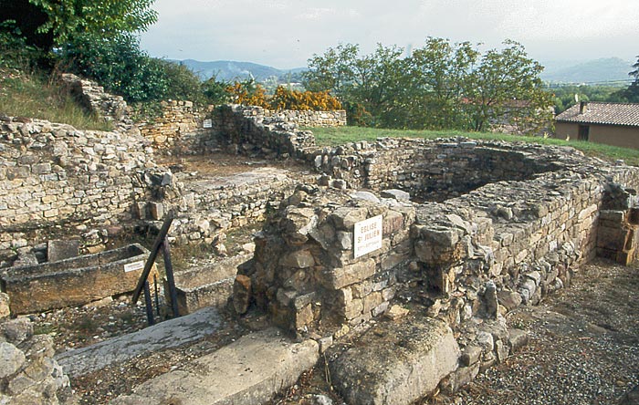 Salavas, fouilles de la Gleyzasse : vestiges de l'église Saint-Julien