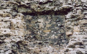 La Sarrasinière : Trace d'emplacement probable de plaque avec inscription