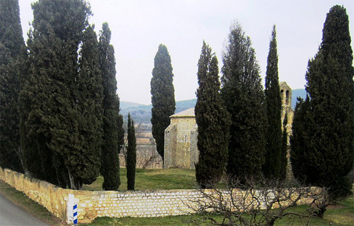 L'église et son cimetière entourés de cyprès