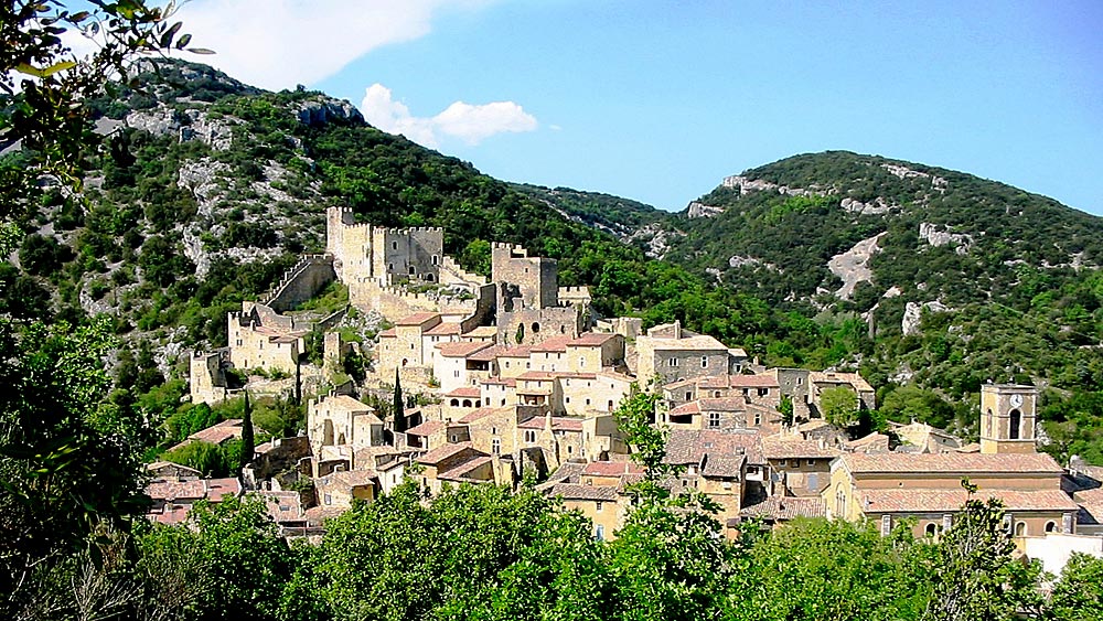 Le village de Saint-Montan avec, en bas à droite, l'église Sainte-Marie-Madeleine
