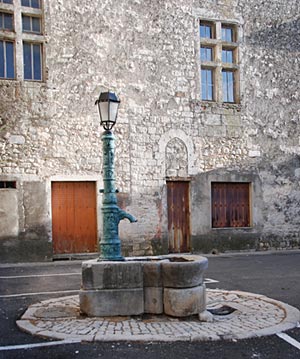 Saint-Remèze : Fontaine devant le château