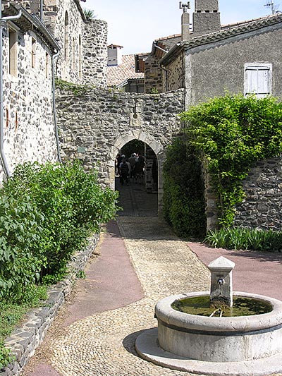 une des portes du village et fontaine