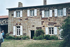 Saint-Paul-de-Tartas : maison faisant sans doute partie de l'ancien prieuré.