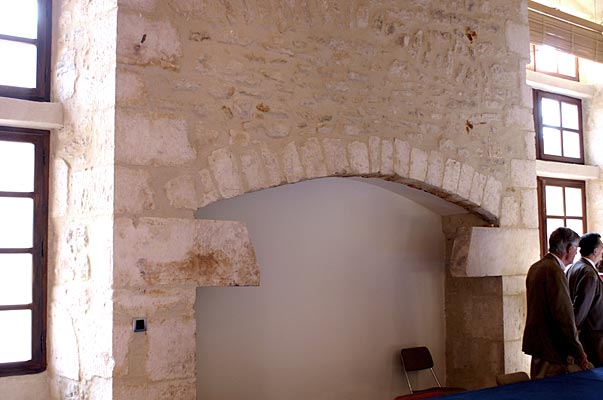 Vallon-Pont-d'Arc : La cheminée récemment découverte dans le château