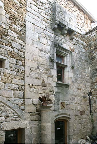 Vinezac : Façade occidentale du donjon du château Jullien